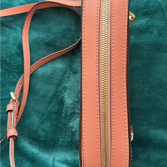 Michael Kors Coral Crossbody Bag with Gold Chain - Picture 3 of 7